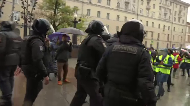 Sute de arestări în urma protestelor din Rusia. Tineri care se plimbau pe stradă, ridicați de poliție