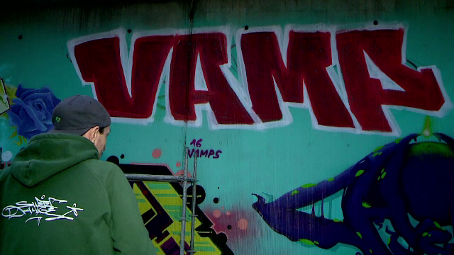 Artă stradală în capitala Moldovei. O echipă formată din zeci de artiști au desenat graffiti pe un pod din Iași