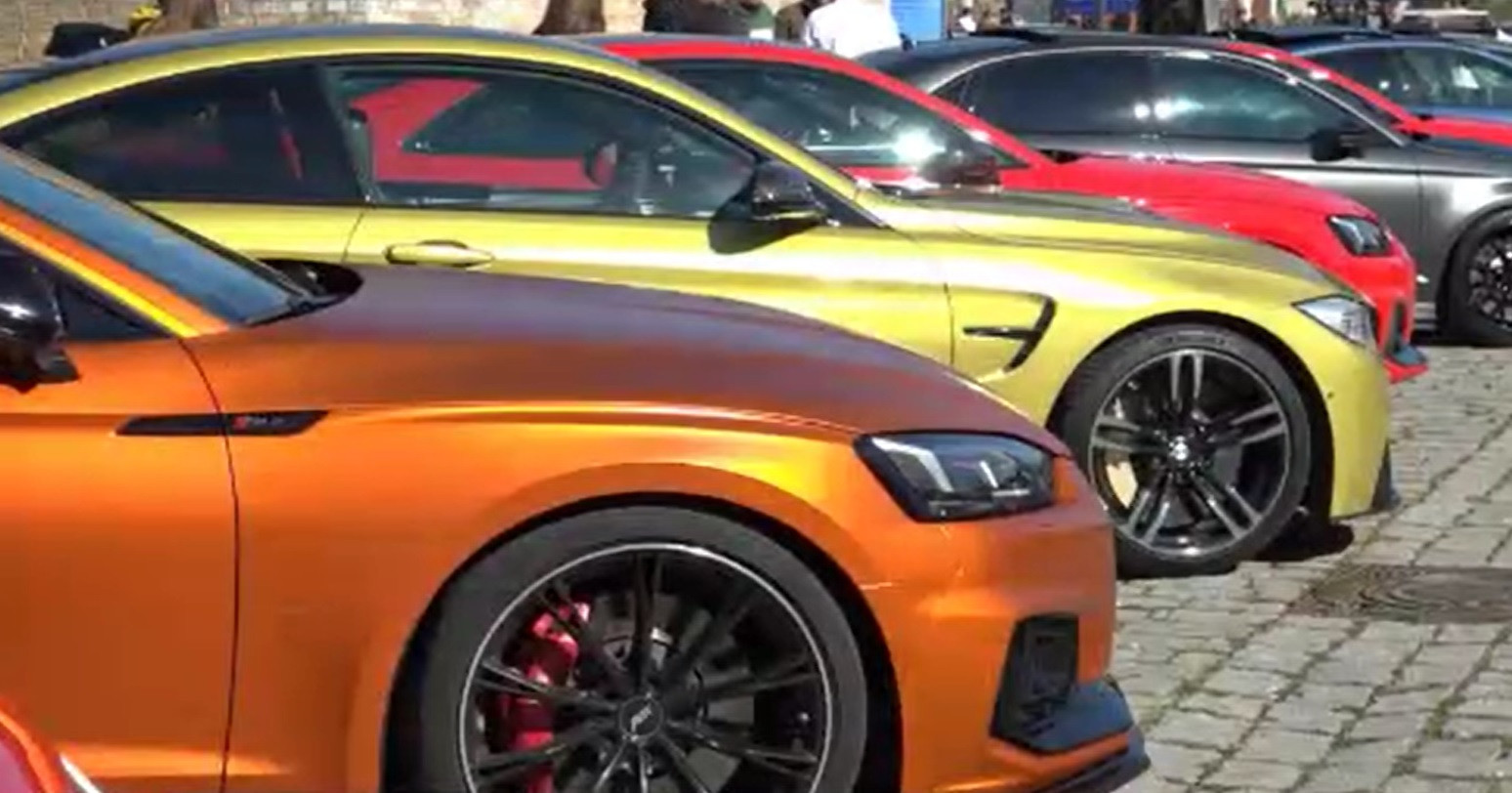 Bijuterii pe patru roți în Cetatea Alba Carolina. Ce fel de mașini pot fi admirate de fanii automobilelor