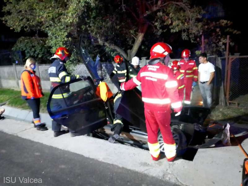 Accident grav în Vâlcea: Un bărbat a murit, iar un copil de trei ani va fi transportat cu elicopterul la spital