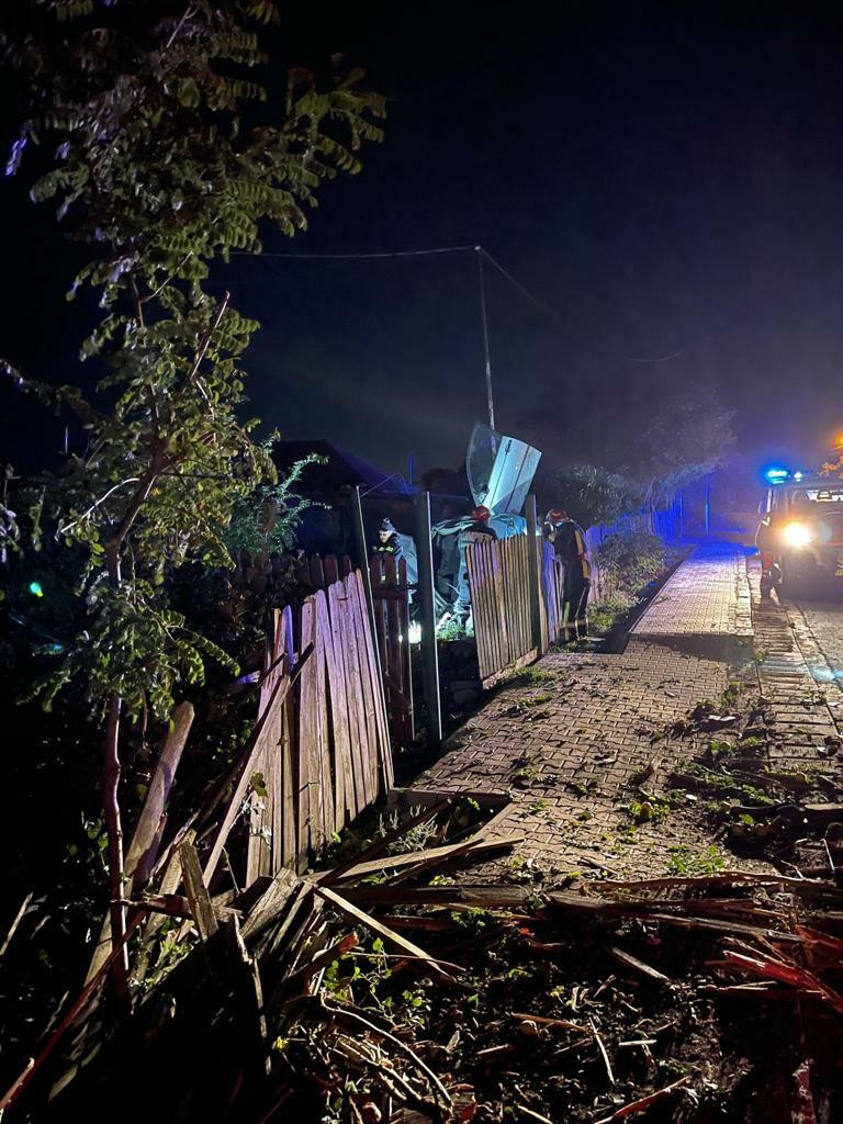 Doi tineri de 14 și 19 ani, grav răniți în urma unui accident rutier în orașul Urlați | FOTO