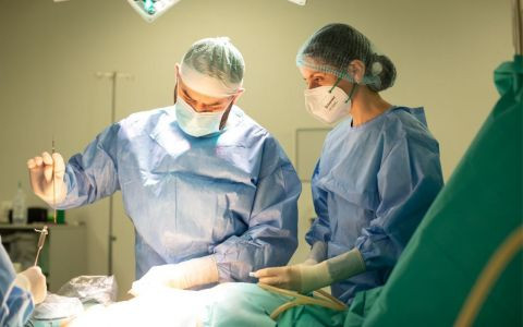 Mai multe spitale din țară au suspendat operațiile care nu sunt urgente din lipsa unui medicament. Rafila dă vina pe manageri