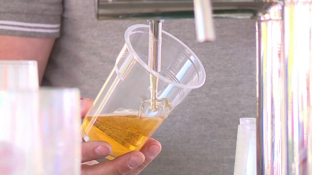 Românii nu mai consumă bere ca în anii trecuți. Care ar fi motivul