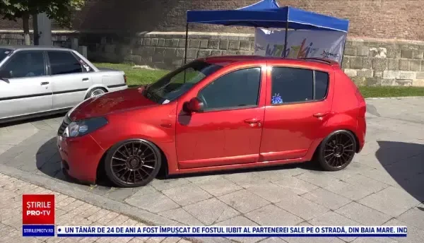Bijuterii pe patru roți în Cetatea Alba Carolina. Ce fel de mașini pot fi admirate de fanii automobilelor