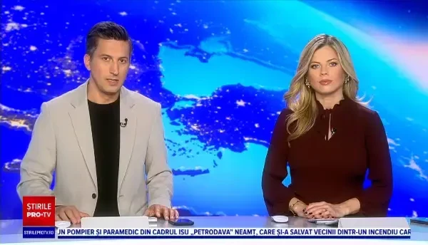 Gafă uriașă a unor polițiști: Autospecială uitată pe calea ferată, lovită din plin de tren. O femeie arestată a fost rănită