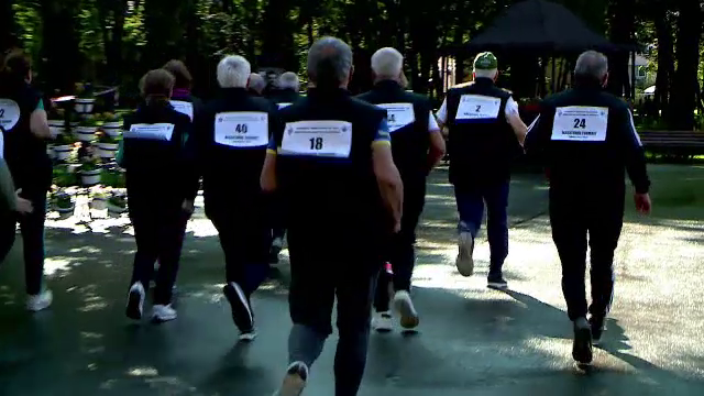 Zeci de bunici au participat la crosul toameni. Primii care au ajuns la linia de finish au fost 3 bărbaţi