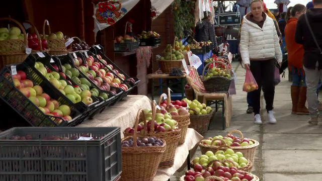 Forfotă mare în târguri. Mii de oameni au venit la Iași pentru produse locale, iar în Bistrița vedete au fost legumele