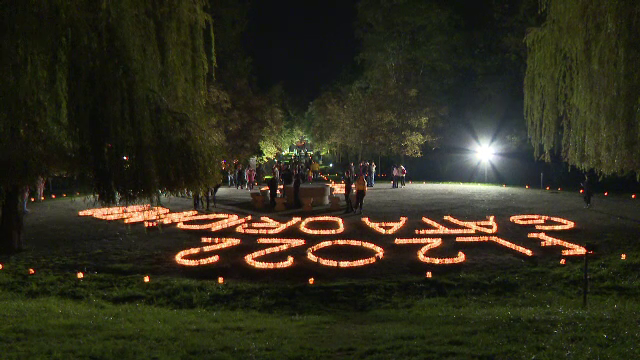 Mii de lumânări aprinse în Târgu Jiu, la Festivalul Luminii. Voluntarii au muncit la proiect luni de zile