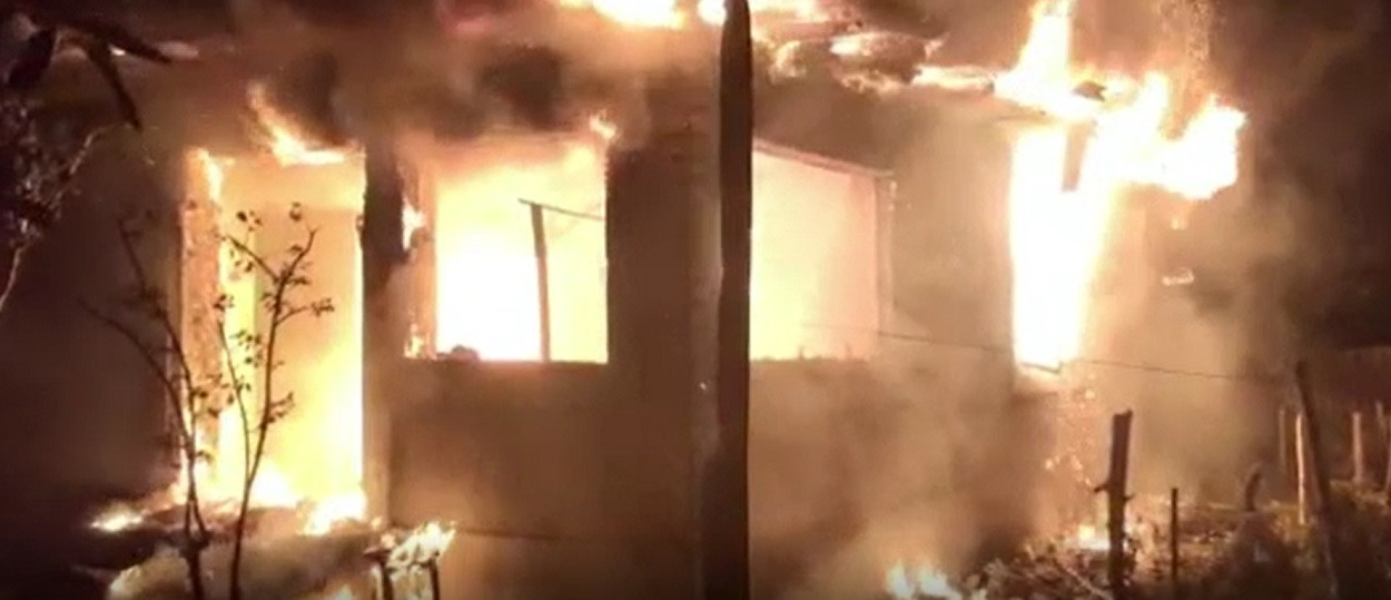 O ceartă între frați a dus la un incendiu devastator. O casă a fost distrusă în totalitate