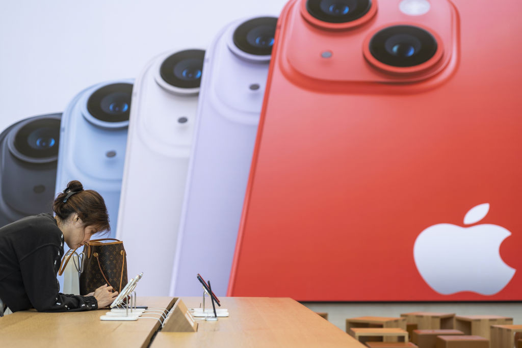 Acțiunile Apple, în declin, după ce angajaților guvenamentali chinezi le-ar fi fost interzis să mai folosească iPhone