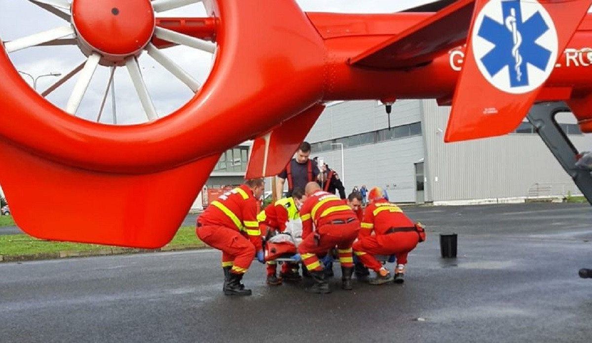 Accident de muncă grav în Curtici. O presă de rulare i-a smuls brațul din umăr unui tânăr. A intervenit elicopterul SMURD