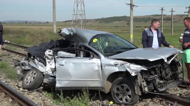 O mașină în care erau două surori a fost lovită de un tren, în Vaslui. Șoferița nu s-a asigurat
