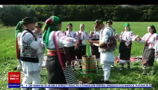 Într-o comună din Neamţ culesul strugurilor a devenit o adevărată sărbătoare. Cât costă un litru de must