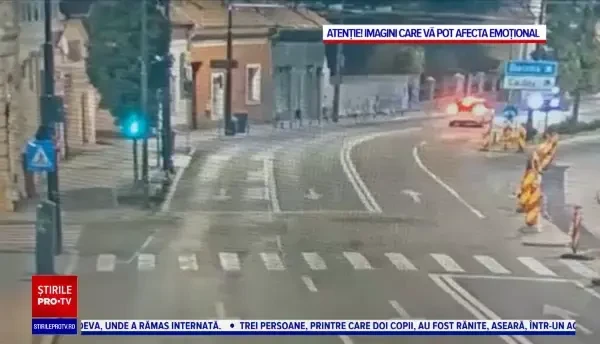Momentul în care tânărul nervos din cauza jocurilor de noroc a intrat în stâlp, în Cluj. Mașina s-a rupt în două