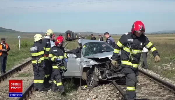 O mașină în care erau două surori a fost lovită de un tren, în Vaslui. Șoferița nu s-a asigurat