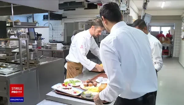 O cantitate mare de mâncare de la restaurante ajunge la gunoi, la final de zi. Soluția propusă de Ministerul Agriculturii