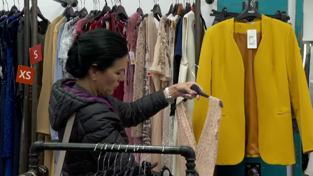 Tot mai mulți români aleg să cumpere haine din magazine de tip outlet sau second-hand după ce prețurile au crescut vertiginos
