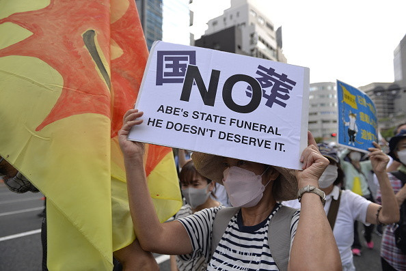 Sute de oameni protestează la funeraliile lui Shinzo Abe. Sunt peste 20.000 de forţe de ordine | GALERIE FOTO