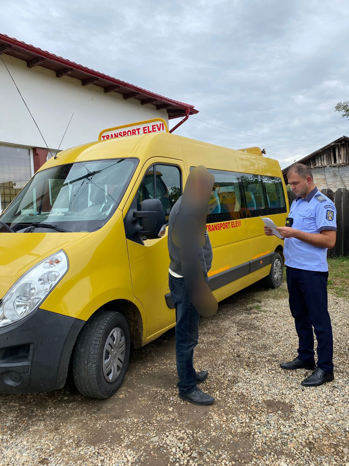 Șoferul unui microbuz școlar s-a ales cu dosar penal după ce a condus sub influența alcoolului