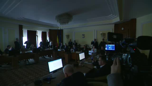 VIDEO. Liderul deputaților AUR, George Simion, le-a stins lumina parlamentarilor în timp ce vorbeau de salarii