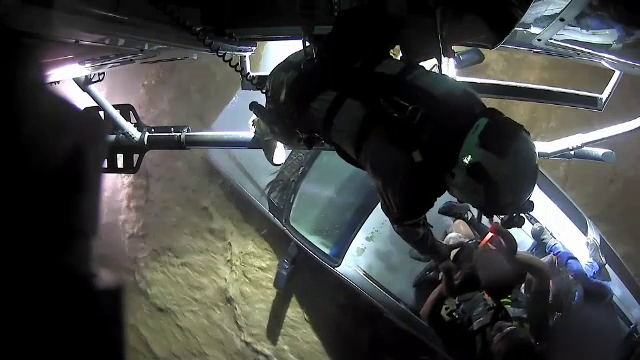 Operațiune de salvare dificilă în statul Arizona, lovit de inundații puternice. O familie a rămas blocată cu mașina în mijloc