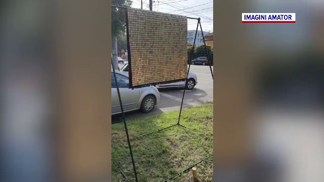 Un covor pe care erau prinse 3.000 de monede de 50 de bani a fost furat la Timișoara. Opera de artă a fost expusă pe stradă