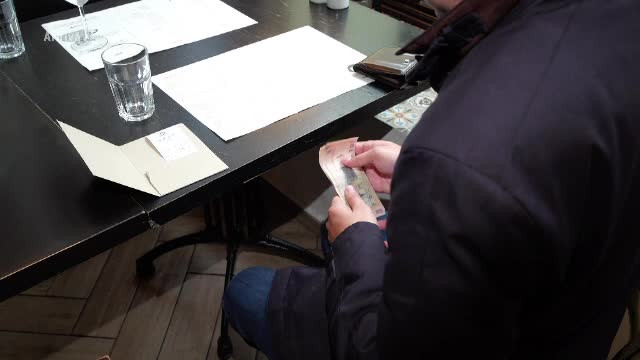 Legea impozitării bacșișului ar putea fi adoptată. Ce spun ospătarii