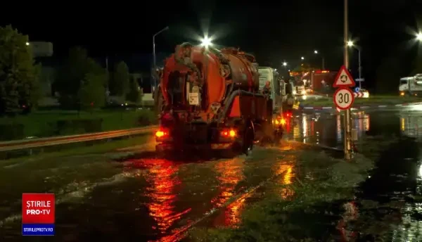 Ploaia torențială căzută la Arad a făcut ca mai multe străzi şi un pasaj să fie inundate