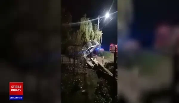 Cum s-a produs accidentul în urma căruia un tânăr a fost străpuns de o bârnă de lemn, gonind cu 122 km/h