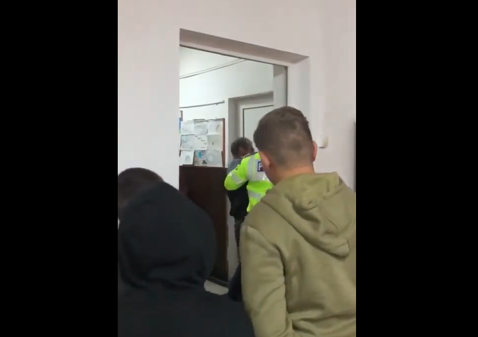 Trei elevi în vârstă de 14 ani au mers băuți la școală. Un tânăr a fost încătușat și pus la pământ | VIDEO
