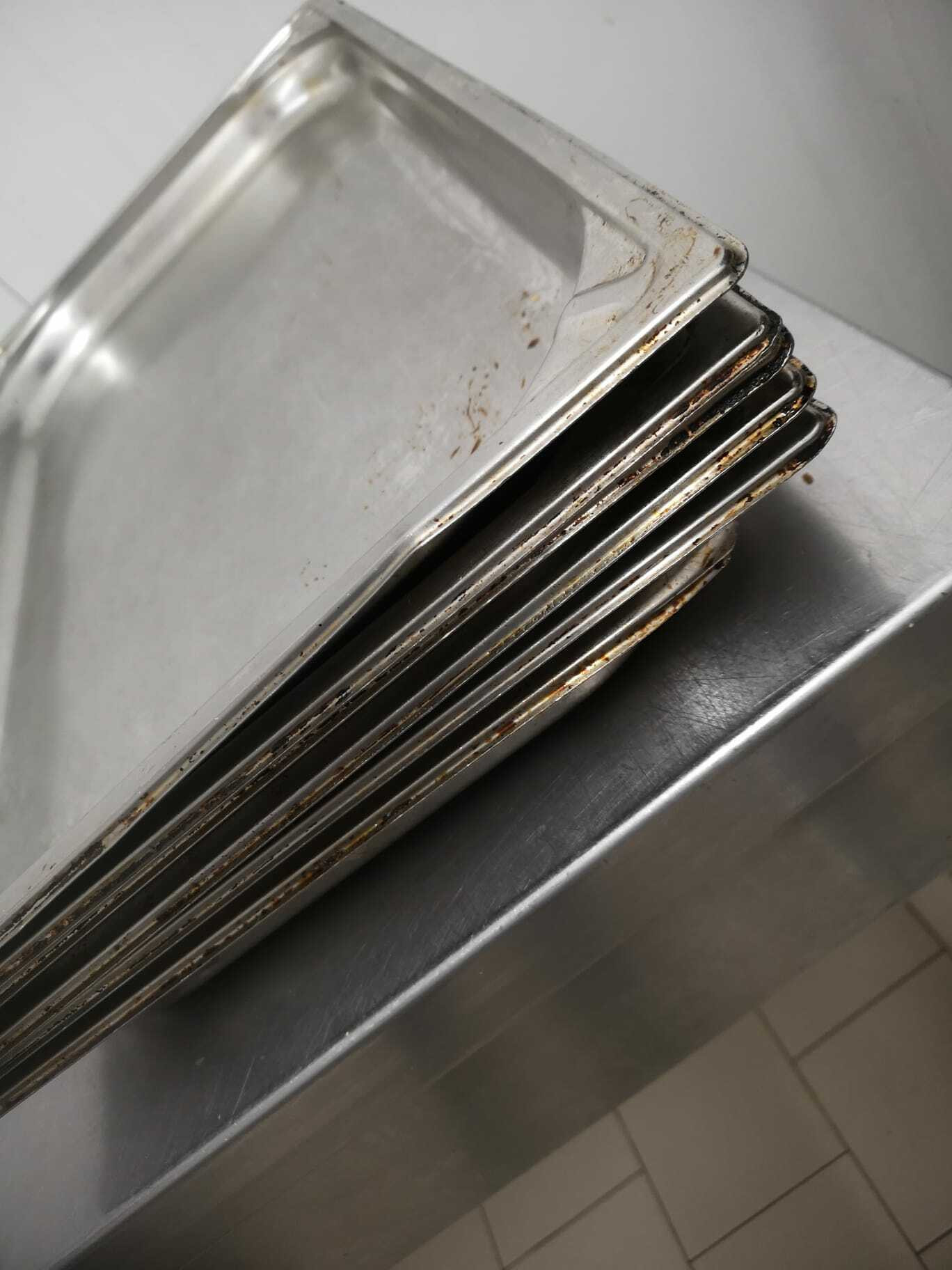 Zeci de magazine Auchan amendate. Nereguli descoprite de ANPC: Mucegai, mâncare stricată și galantare murdare | GALERIE FOTO