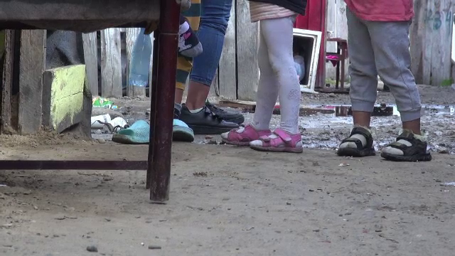 Trei copii din Bacău au fost găsiți într-un stadiu șocant. Părinților le-a fost interzis să se mai apropie de ei