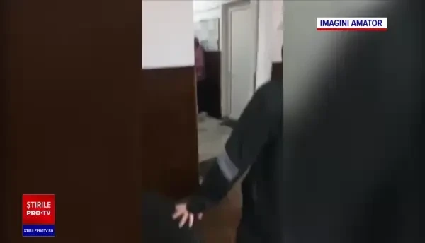 Un elev posibil sub influența alcoolului a devenit agresiv cu elevii, profesorii și polițiștii, la școală. Ce spune mama lui