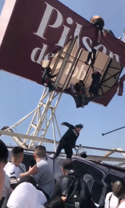 Clipe de groază la un meci de fotbal. 14 persoane au fost rănite după ce tribuna s-a prăbușit, în Chile