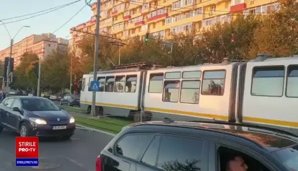 Două tramvaie s-au ciocnit pe Șoseaua Giurgiului din Capitală. Trei persoane sunt rănite