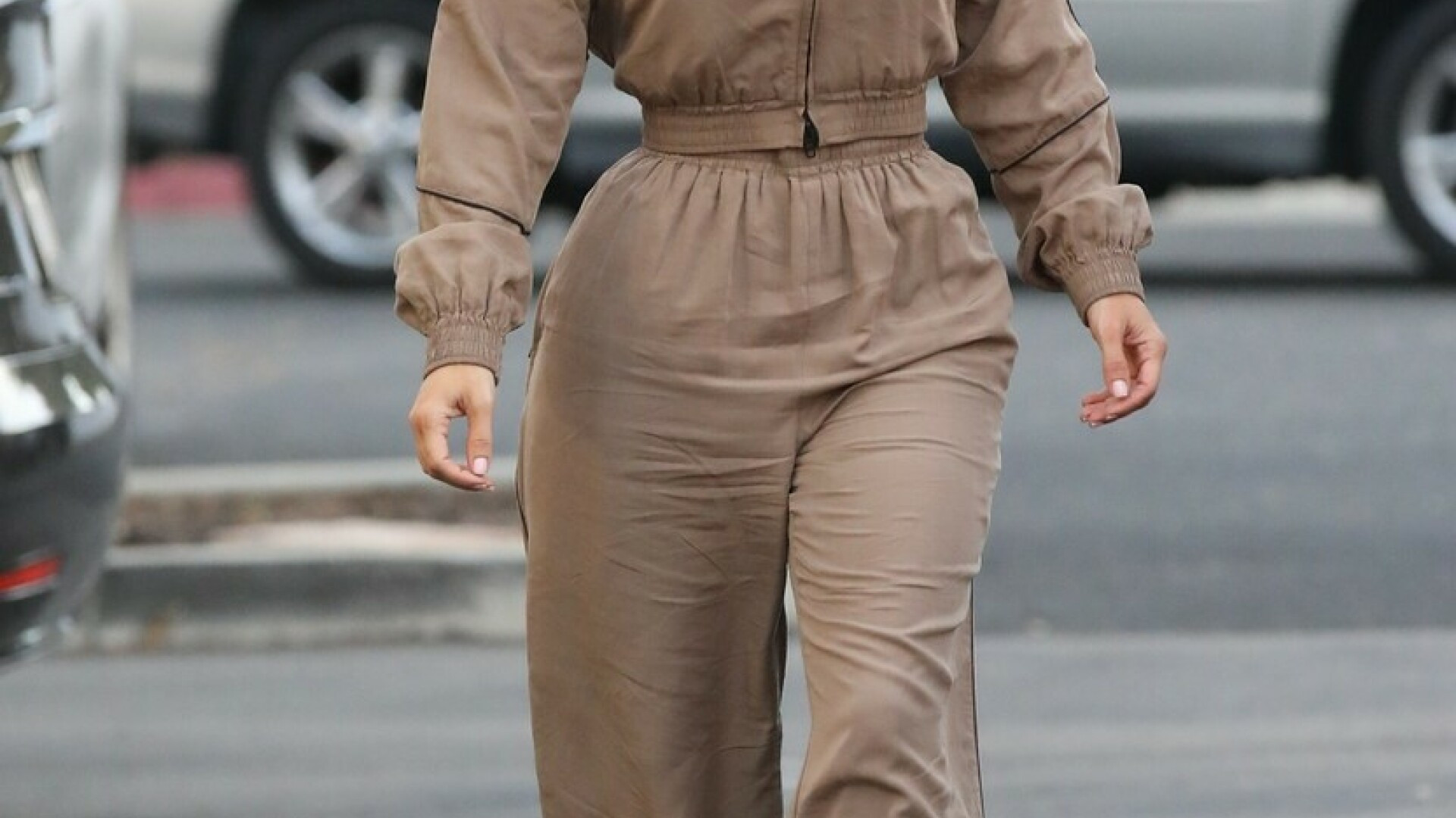 Cum a apărut Kim Kardashian la meciul de baschet al fiicei sale. Detaliul surprinzător al ținutei purtate de vedetă | FOTO