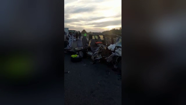 Accident pe autostrada Lugoj-Deva. Un şofer a scăpat ca prin minune din mașina care a fost complet distrusă