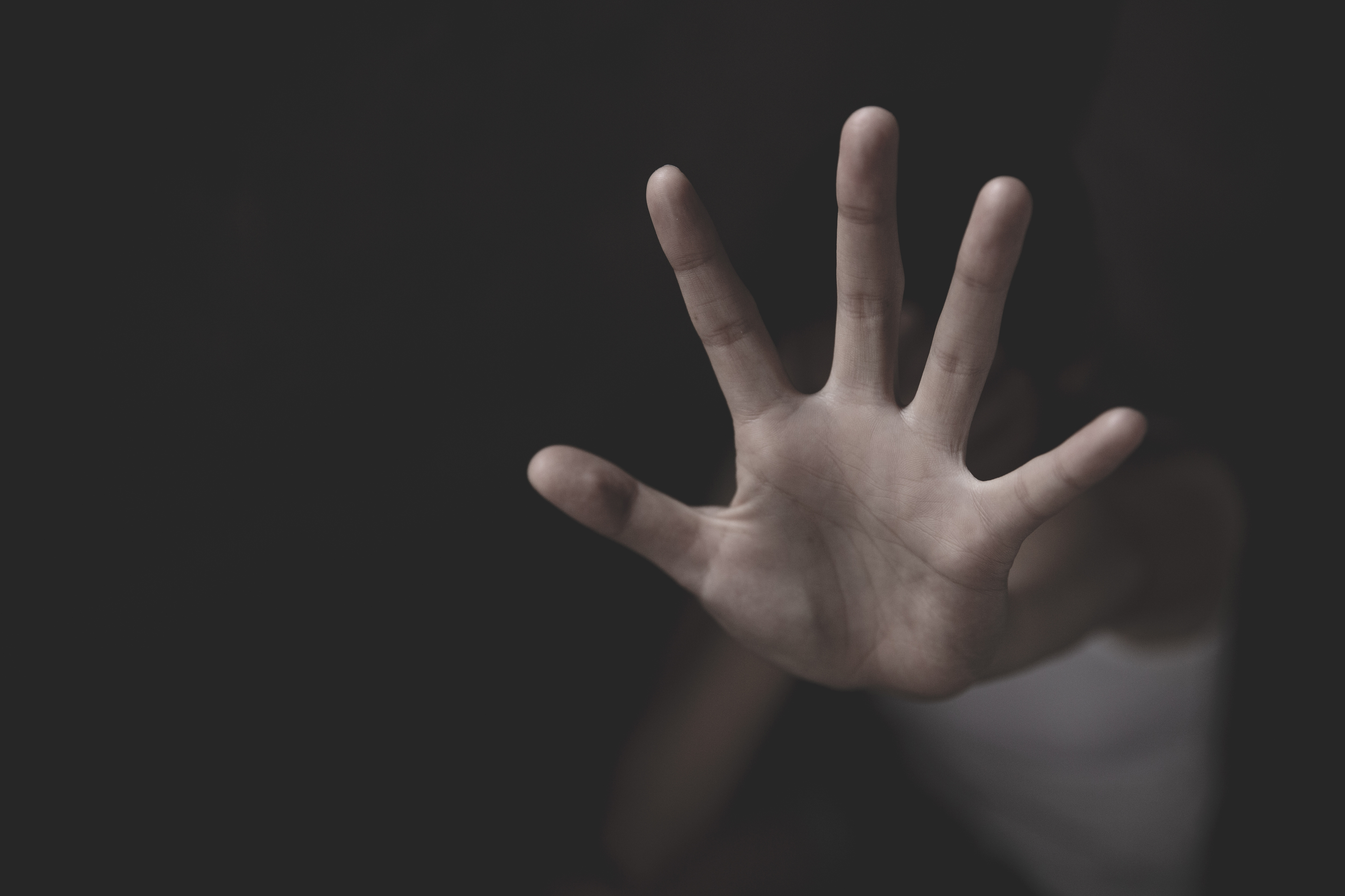 O fetiță de șase ani a fost abuzată sexual de concubinul mamei. De ce i-a zis femeia să tacă și să rabde copilei