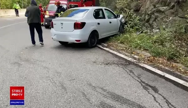 Accident grav în Defileul Jiului. Un șofer a murit după ce un bolovan a căzut de pe munte și a intrat prin parbriz