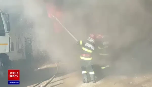 Incendiu la Ocolul Silvic Măneciu, lângă un depozit de carburanți. Mai multe clădiri și o casă sunt afectate VIDEO