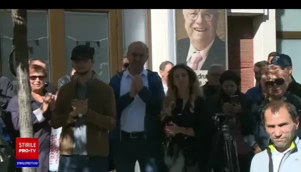 Alexandru Arşinel a fost înmormântat în Cimitirul Bellu. Colegii și prietenii și-au luat rămas bun cu lacrimi în ochi