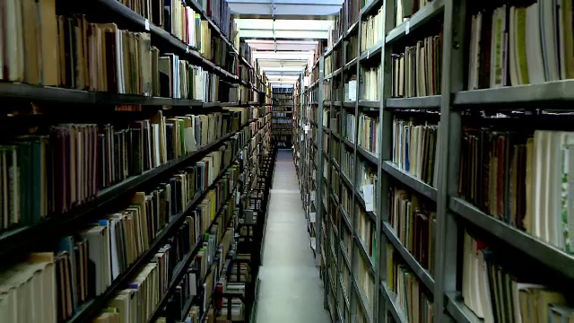 Școlile românești au rămas fară biblioteci. Părinții au ajuns să cheltuie o avere pe materialele didactice