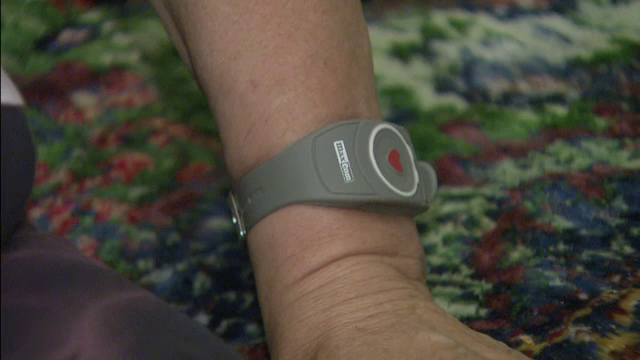 Ce este „butonul roșu” pentru pensionari. Toți vârstnicii pot fi monitorizați gratuit