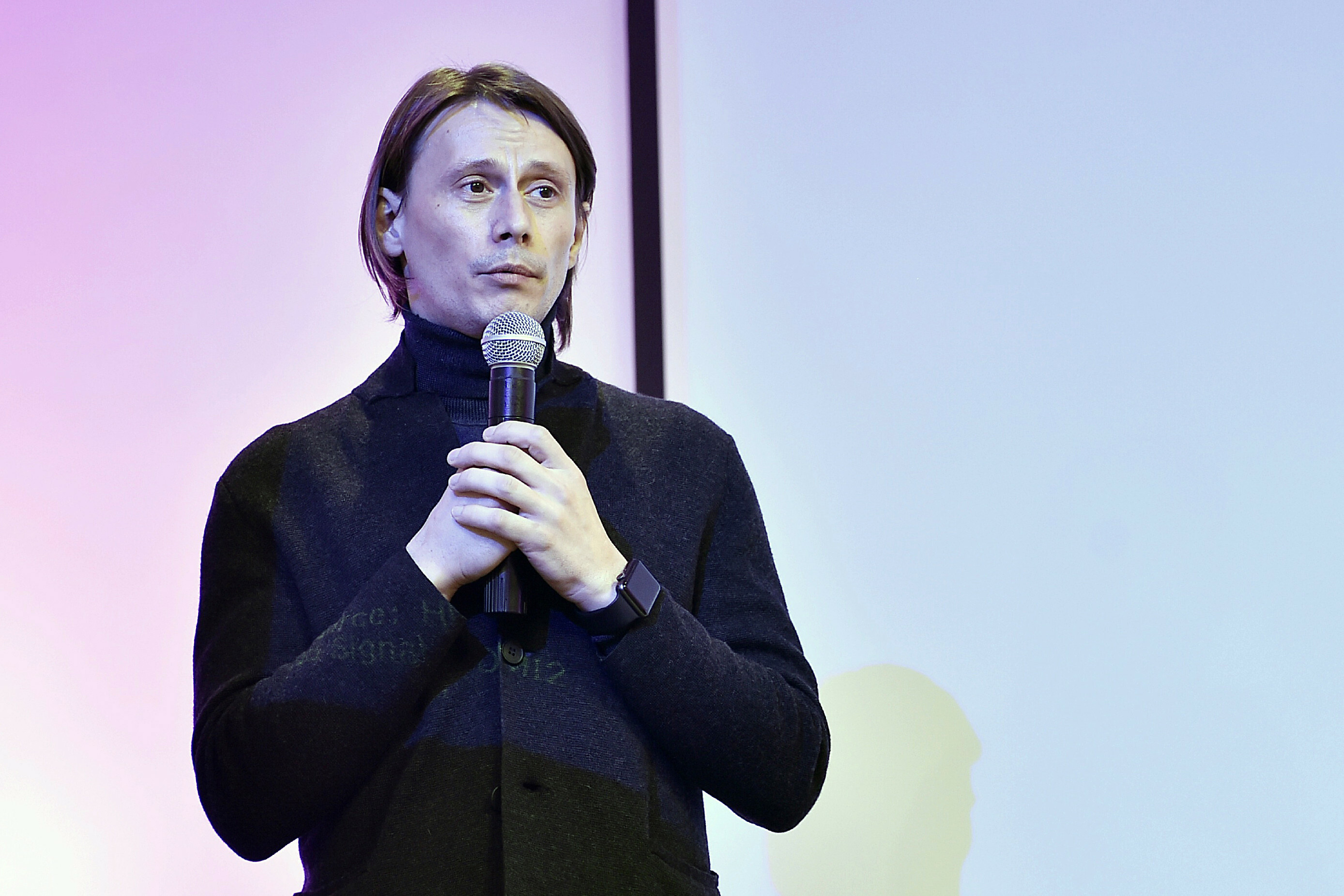 Marius Manole împlinește 44 de ani. Viața și cariera actorului care a înapoiat decorația primită de la președintele Iohannis