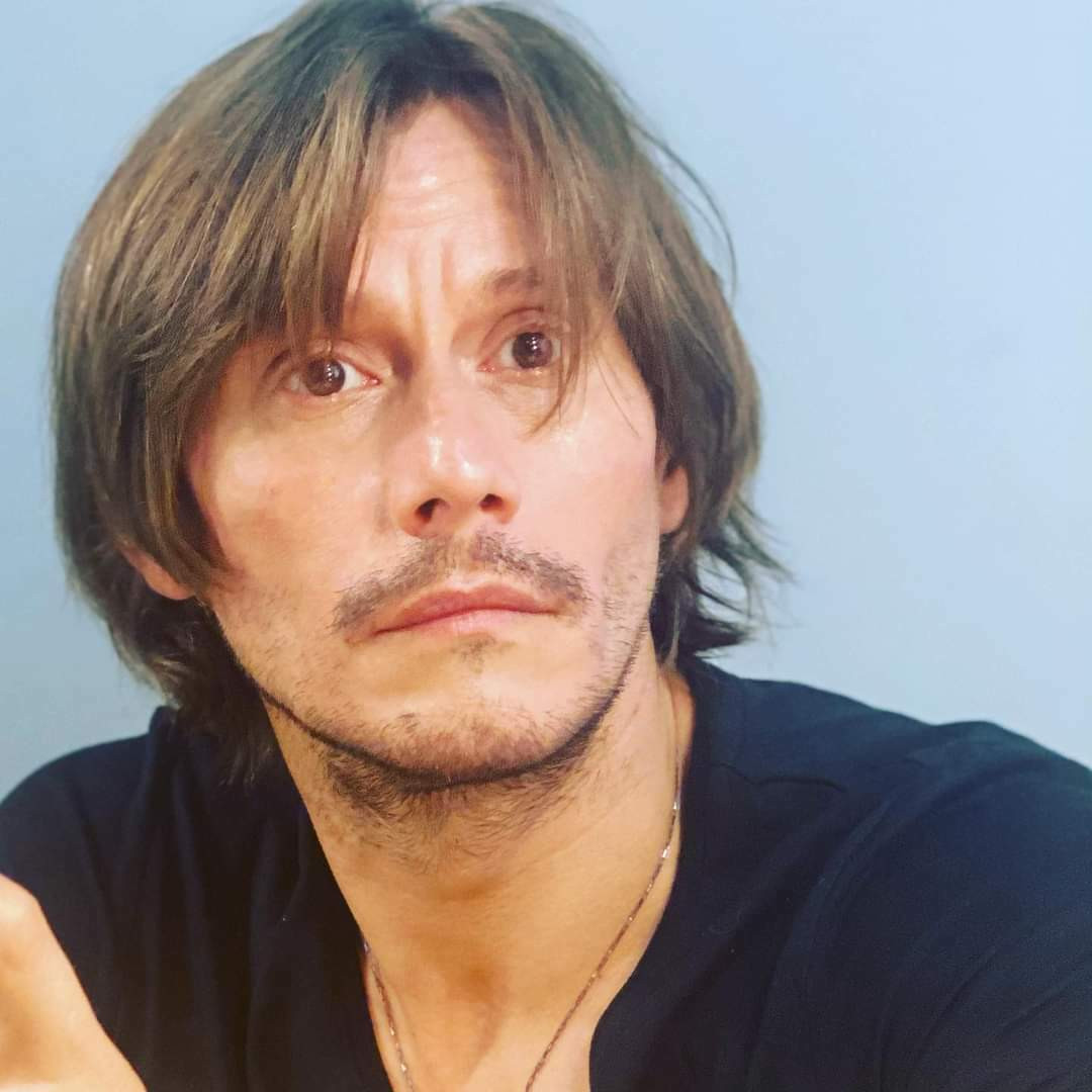 FOTO. Actorul Marius Manole, ”accident nedorit” în timpul unui spectacol la teatru, în fața publicului. A fost dus la spital