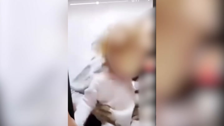 Filmare în care o femeie pare că îi dă vodcă unui bebeluș, devenită virală. Poliția a început o anchetă