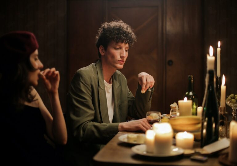 La cină, pe întuneric. Criza energetică dă naștere unui nou concept în restaurante