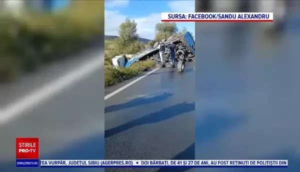 Un autotren s-a răsturnat pe DN 13 din Mureș. Doi bărbați au ajuns la spital