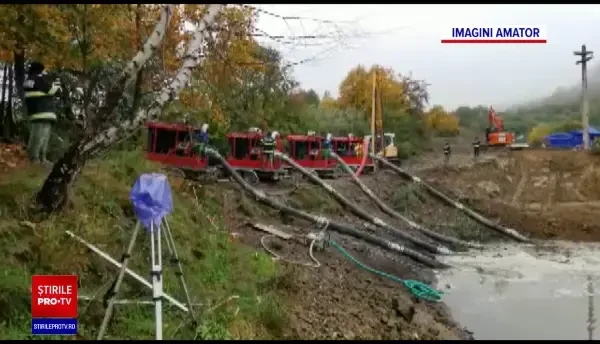 Intervenție în van a pompierilor care evacuează apa din Tăul Mare - Roșia Montană. Cu cât au scăzut nivelul apei