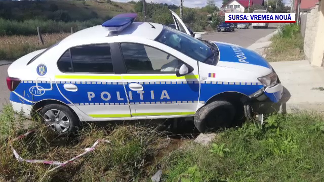 Un polițist din Vaslui a intrat cu mașina într-un cap de pod și apoi a ajuns în șanț